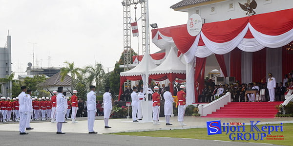 Tiang Bendera Miring, Sekda Kepri Hanya Bilang “TERIMA KASIH” 1 Tiang Bendera Miring, Sekda Kepri Hanya Bilang “TERIMA KASIH” 2