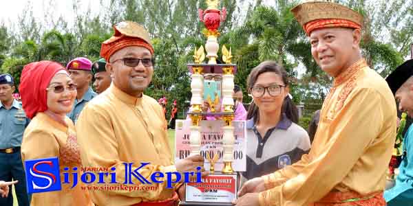 Lis Serahkan Hadiah Pemenang Lomba Gerak Jalan HUT RI Ke 71