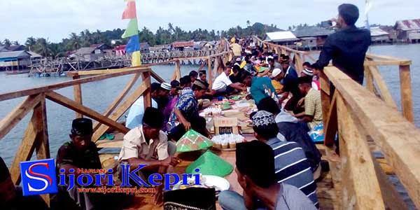 Warga Desa Marok Tua “BANGUN JEMBATAN SECARA GOTONG ROYONG”