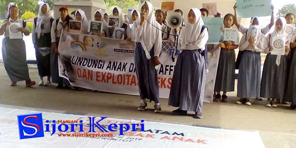Pelajar SMAN 2 Batam “TERIAKKAN NARKOBA di DPRD BATAM”
