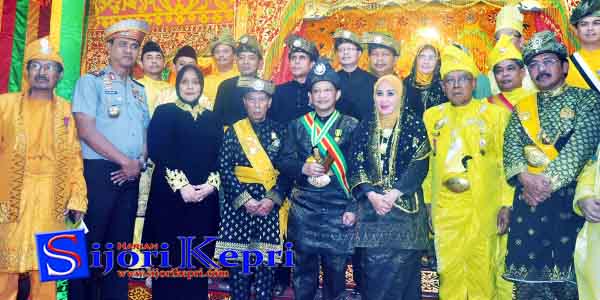 Kapolri dan Istri Terima Anugerah Gelar Kebesaran “KERAJAAN RIAU LINGGA”
