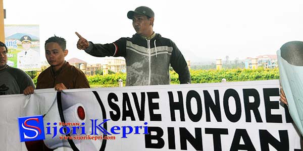 Mahasiswa dan Mantan Honorer “PROTES KEBIJAKAN BUPATI BINTAN”