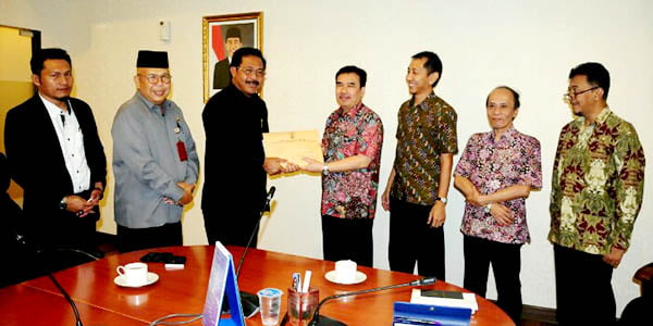 Nurdin Serahkan “13 BERKAS ke DEWAN NASIONAL KEK”