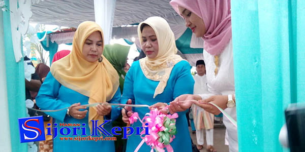 Asmah Aunur Rafiq Buka Stand Bazar MTQ “KECAMATAN MERAL”