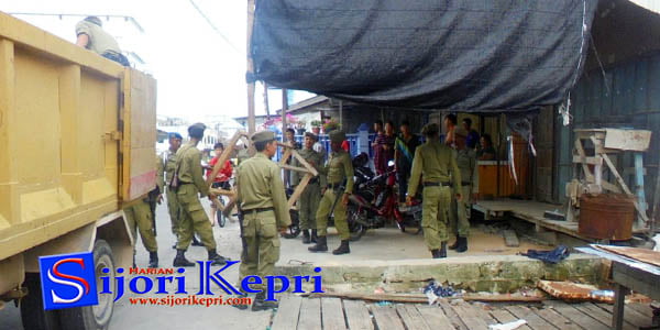 Tempat Jualan Pinggir Laut Puakang “DIBONGKAR PAKSA”