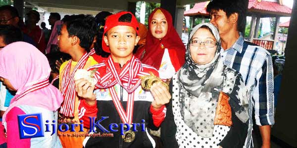 Berkat Latihan Keras “ATLIT RENANG SD INI RAIH 6 MEDALI EMAS”