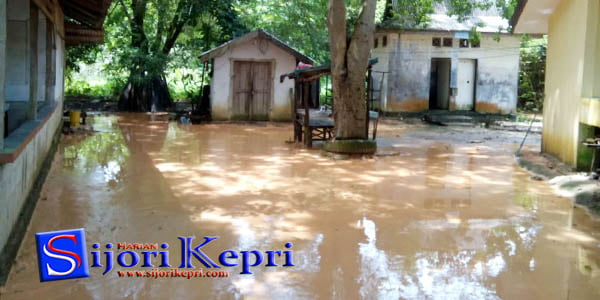 Lumpur Sisa Pengerukan PT SOMA DAYA UTAMA “GENANGI RUMAH WARGA”