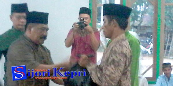 Safari ke Suak Buaya “SEKRETARIAT DPRD LINGGA BERI SEMBAKO”