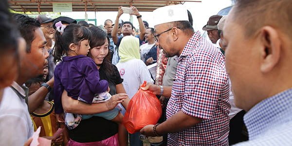 Lis dan Pengusaha Bandi Bagi Sembako “BAGI MASYARAKAT TANJUNG UNGGAT”