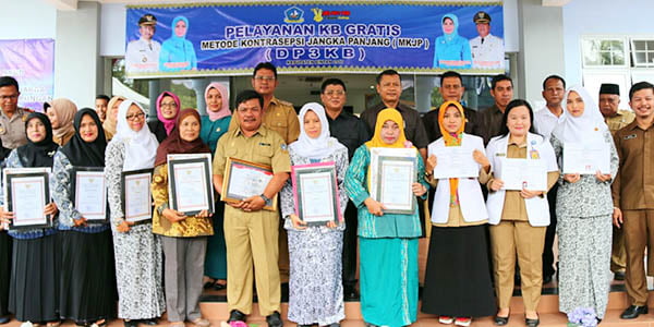 Resmikan Poli KB di RSUD Bintan “APRI SUJADI SERAHKAN SEJUMLAH PENGHARGAAN”
