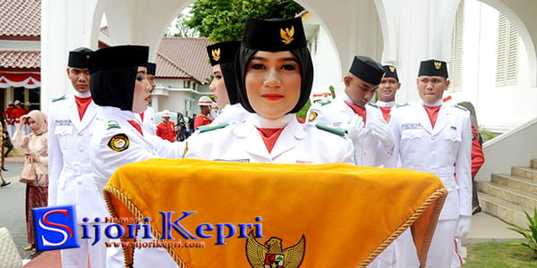 Dini, Paskibraka Pembawa Baki Penaikan Bendera Merah Putih “PROVINSI KEPRI”