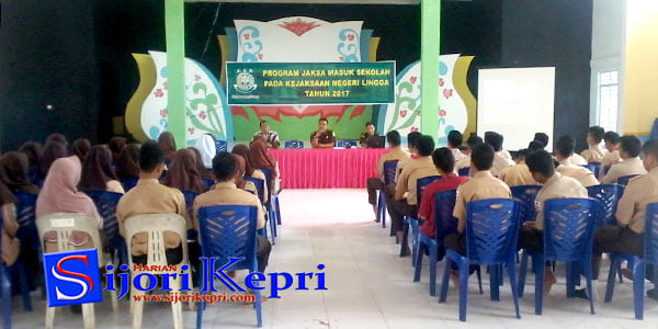 “KEJARI LINGGA” Beri Pemahaman Hukum di SMAN 1 Singkep