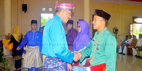 “408 PNS NATUNA” Terima Tanda Kehormatan Satyalancana Karyasatya
