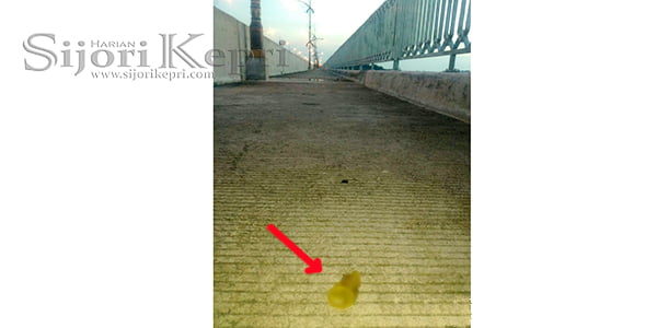 Warga Temukan Alat Kontrasepsi Bekas Pakai “DI JEMBATAN I, DOMPAK”