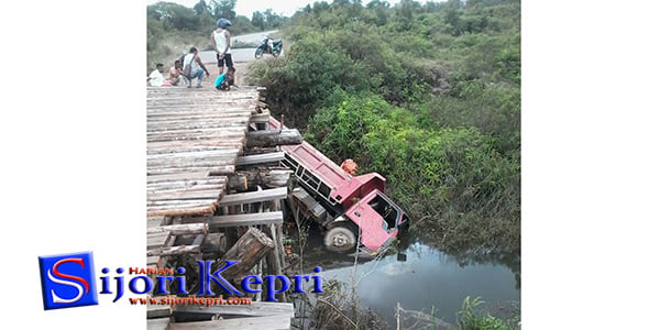 Jembatan Ambruk “TRUK NYUNGSEP KE SUNGAI”