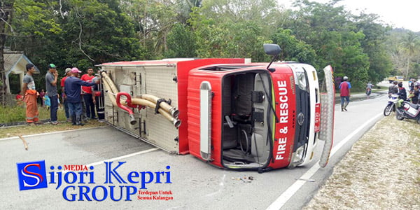 Mobil Damkar Pemkab Karimun “TERBALIK”