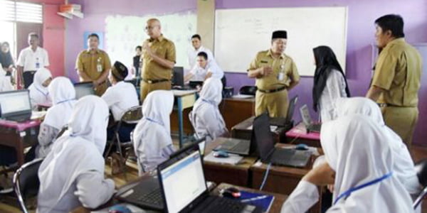 Pj Bupati Inhil Tinjau Pelaksanaan “UNBK 2018”