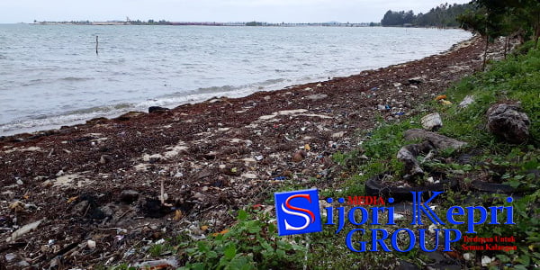 Sampah Menumpuk “DI BIBIR PANTAI SEBUNG”