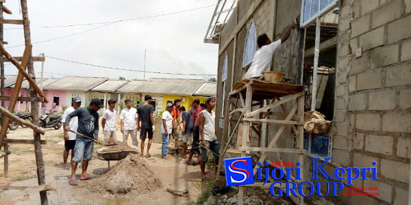 Warga Gotong Royong “BANGUN SURAU ARAFAH”