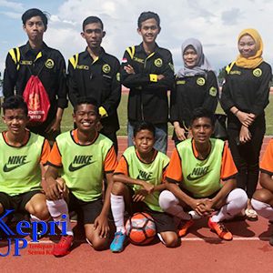 Kabid Pemuda dan Olahraga, Safaruddin, bersama Team Sepak Bola U-15 dari Tanah Bunda Melayu, Kabupaten Lingga