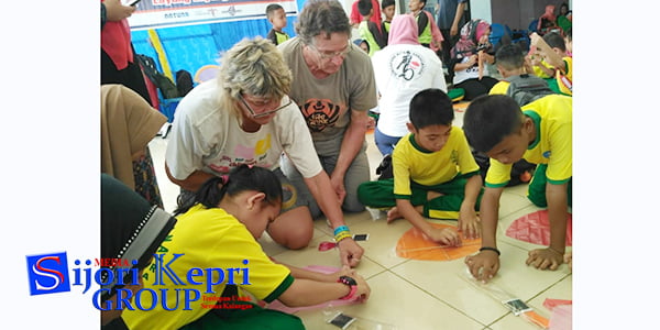 Tujuh Negara Asing Ajari Anak-Anak Natuna “BIKIN LAYANG-LAYANG”