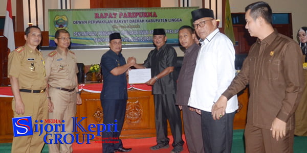 Wabup Lingga Serahkan Ranperda “LPj APBD 2017”