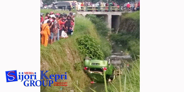Mobil Honda Brio “MASUK PARIT dan TERBALIK”