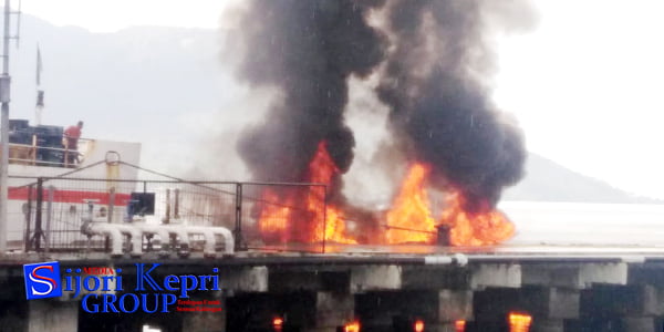 Kapal KM Kamarul Huda “MELEDAK”