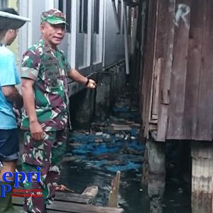 Danrem 033 WP, Brigjen TNI Gabriel Lema, menunjuk sampah yang berserakan dibawah rumah