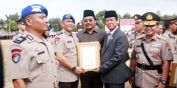 Kapolda Kepri Beri Penghargaan Kepada 40 Personil Berprestasi