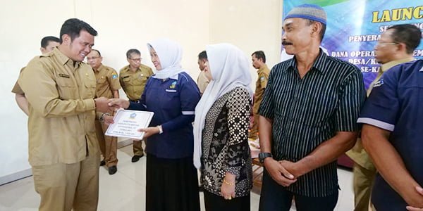 Apri Serahkan Dana Operasional RT/RW Triwulan I