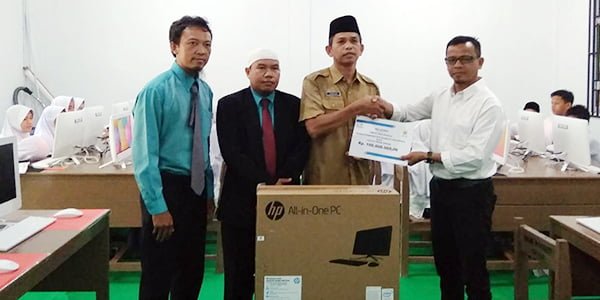 PLN Rayon Anambas Beri Bantuan Kepada Yayasan Khaira Ummah