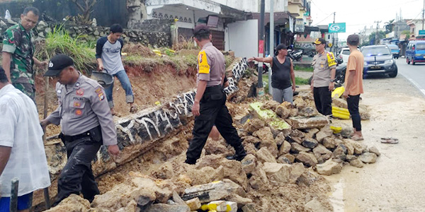 Batu Miring Pembatas TPU Baran Ambruk