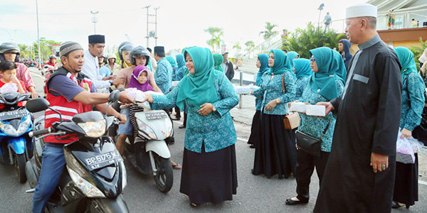 Jelang Buka Puasa, PKK Kota Tanjungpinang Berbagi Takjil