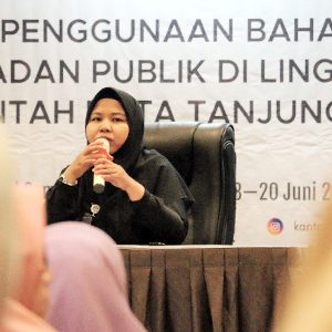 Pengarahan oleh Kepala Kantor Bahasa Kepulauan Riau, Zuryetti Muzar
