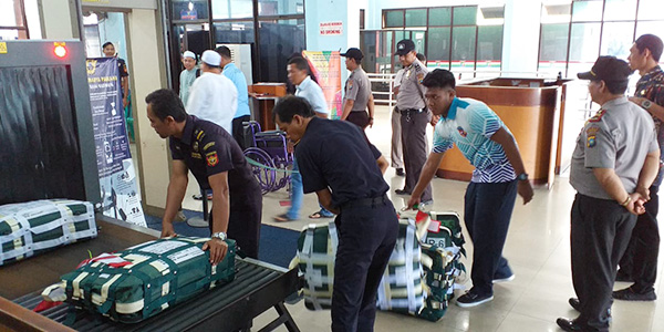 Polsek KKP dan BC Karimun Periksa 165 Koper JCH