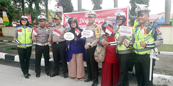 Satlantas Polres Karimun Bagikan 1.700 Bendera dan 17 Helm SNI