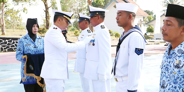 Danlanal Dabo Pimpin Upacara HUT Ke 74 TNI Angkatan Laut