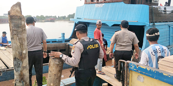 Gunakan Senjata Laras Panjang, Polisi Razia dan Periksa Dokumen Kapal