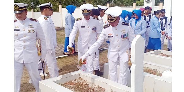 HUT ke 74 TNI AL, Lanal Ranai Laksanakan Upacara dan Tabur Bunga