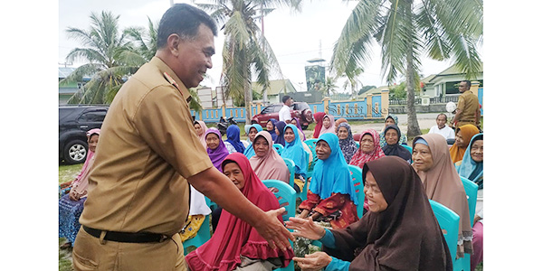 Sekda Salurkan Bantuan CPP Kepada Warga Bunguran Timur