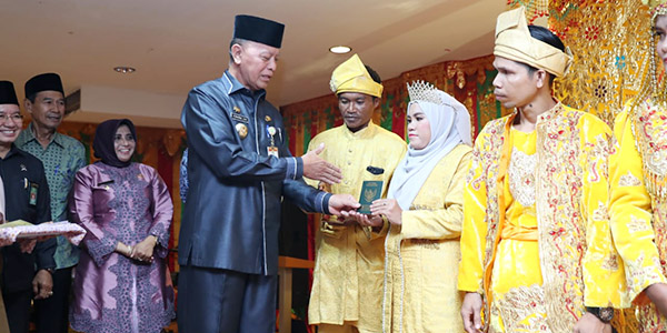 Jelang Akhir Tahun, Pemko Serahkan Insentif Guru dan Imam Masjid