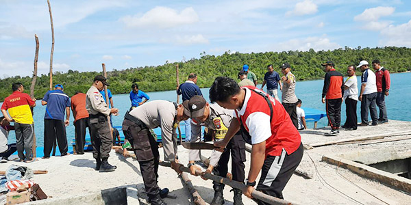 Pelabuhan Mantang Rusak, TNI, Polri dan Warga Turun Tangan