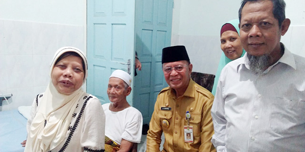 Meski Sibuk, Ayah Syahrul Sempatkan Jenguk Pasien Rumah Sakit