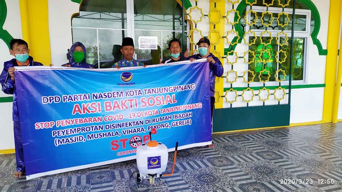 NasDem Lakukan Penyemprotan Desinfektan di Masjid, Gereja dan Klenteng