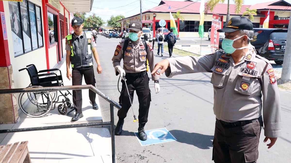 Gunakan Cairan Desinfektan, Tujuh Orang ‘Serang’ Polres Karimun dan Polsek