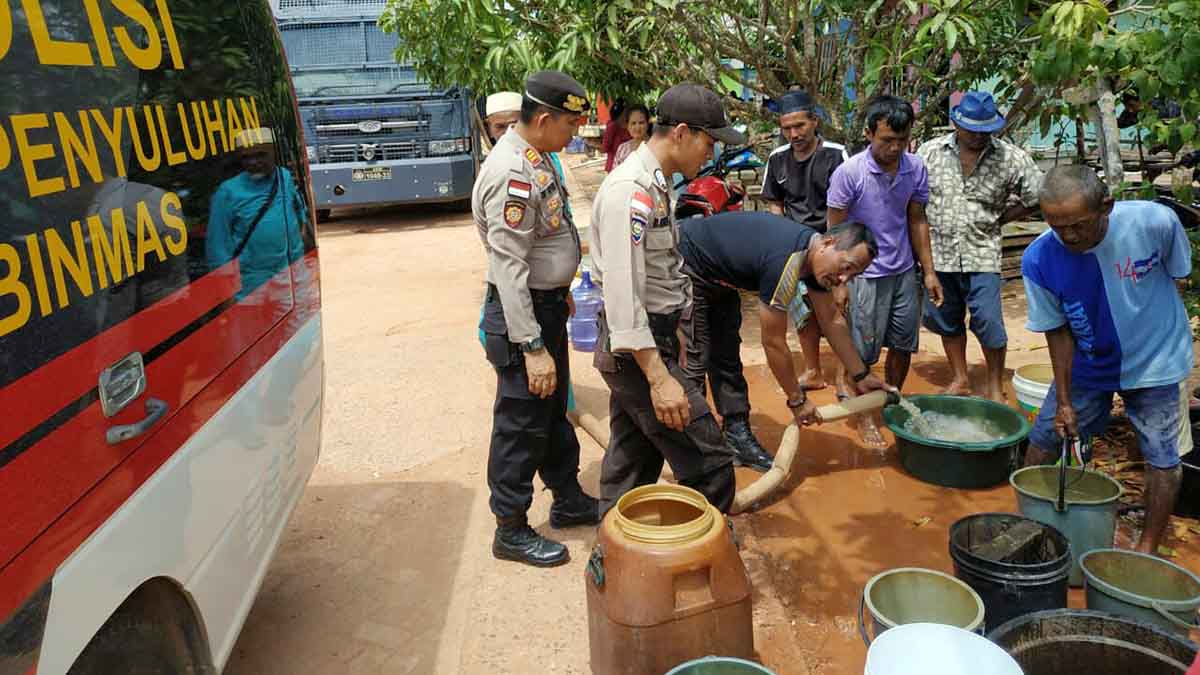 Warga Bintan Krisis Air Bersih, Polres Turun Beri Bantuan