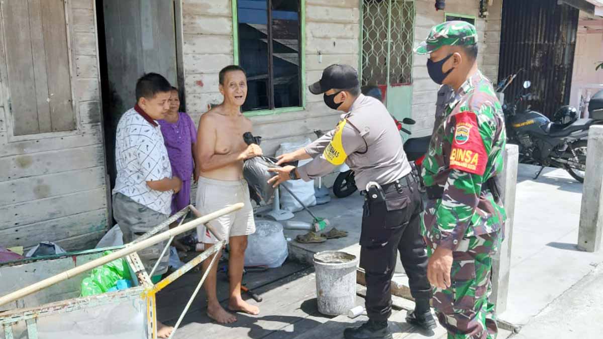 Polisi-TNI Berbagi Paket Sembako