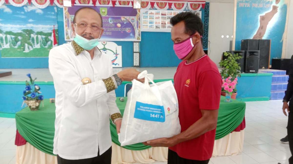 Bupati Natuna Bagikan Paket Sembako Bersumber CSR