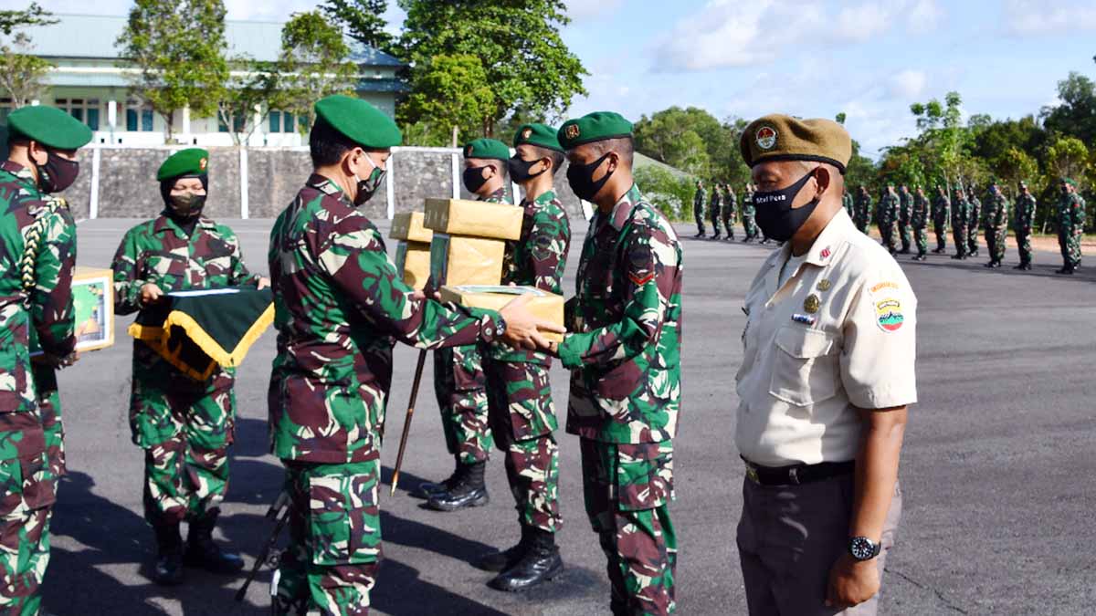 Prajurit dan PNS Korem 033/WP Terima THR